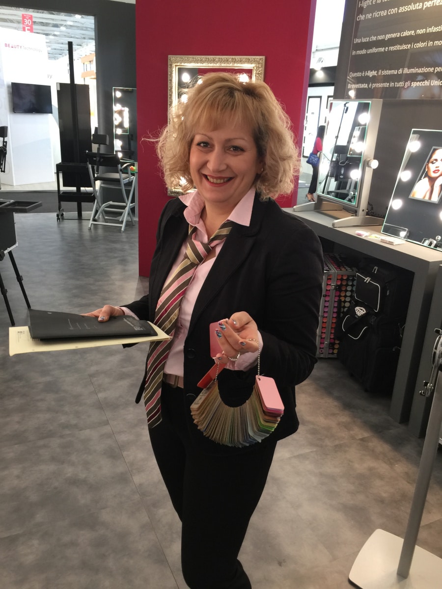 Mariya auf der Cosmoprof 2019 mit der Koffer Farbpalette