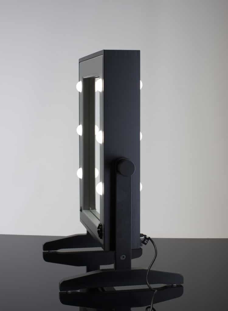 doppelseitiger Tisch Spiegel LTV mit Tageslicht LED und Steckdose im Rahmen